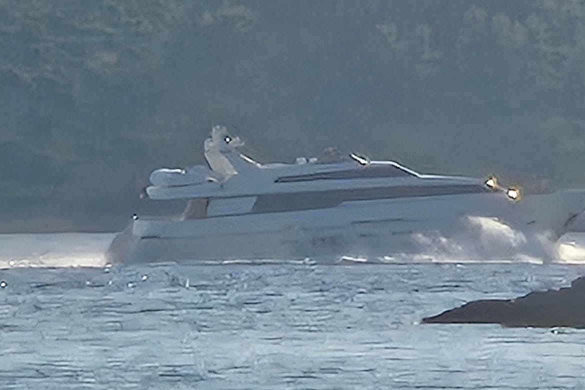 BRAVO MAJSTORE Punim gasom glisira na 100 m od obale između Vele Rave i Dugog Otoka