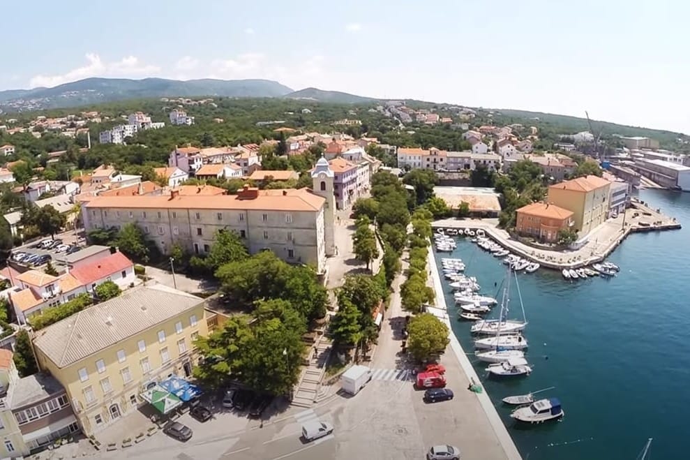 Maloljetnicima u Kraljevici prijetio smrću zbog petardi