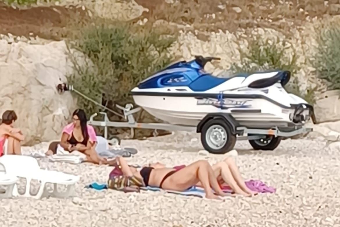 Mjesni odbor ljut na pomoćnika direktora HEP-a: "Bušio je stijene i privatizirao pomorsko dobro kako bi izvukao jet - ski!" Prozvani HDZ-ovac: "Istina je, nemam dozvolu i sutra ga mičem!"