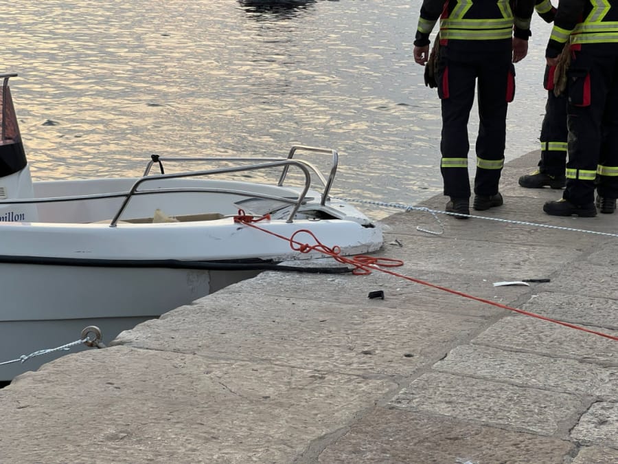 VIDEO: Sudarile se dvije brodice s 11 osoba, među njima bilo je i djece - Ljudi popadali u more, brodica se sama zabila u rivu!