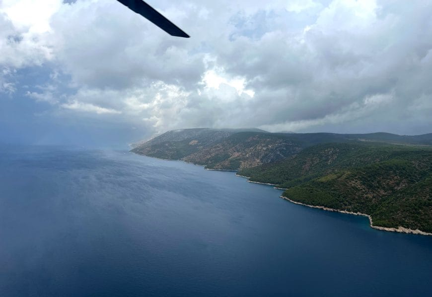 Kroz loše vremenske uvjete piloti HRZ-a prevezli maloljetno dijete s Korčule u Split u iznimno kratkom vremenu!