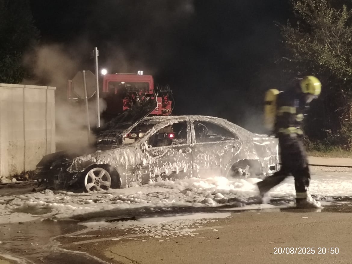 U Zemuniku Gornjem sinoć izgorio automobil