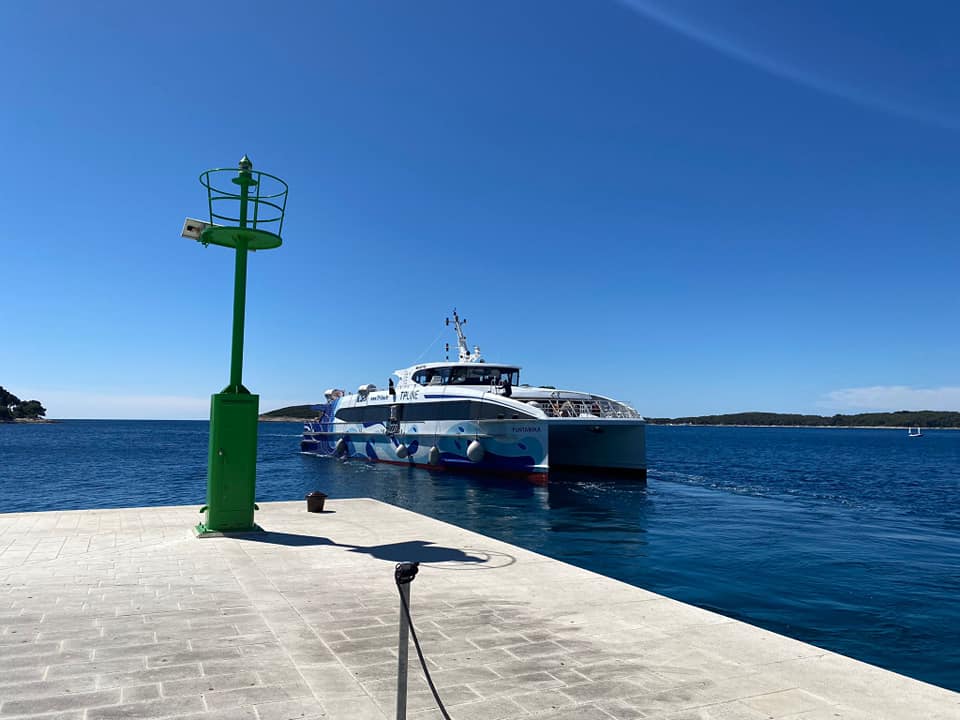 PILOT PROJEKT Povlašteni prijevoz katamaranom za Hvarane s otočnom iskaznicom - Bračani se pobunili: "Ovo je diskriminacija!"