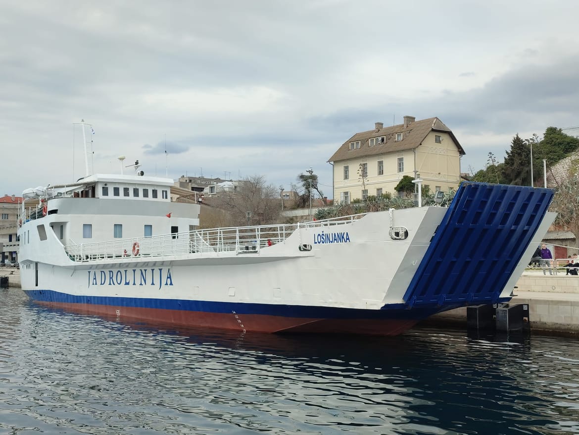 Pokvarila se rampa na trajektu u Šibeniku - Automobili neće vani dok ne dođu serviseri!