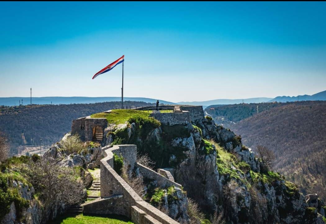 AKO STE MISLILI DA JE Skidanje zastave, tj. postavljanje prave 1995. godine nije bilo lako: "Penjali smo se jedan preko drugoga"