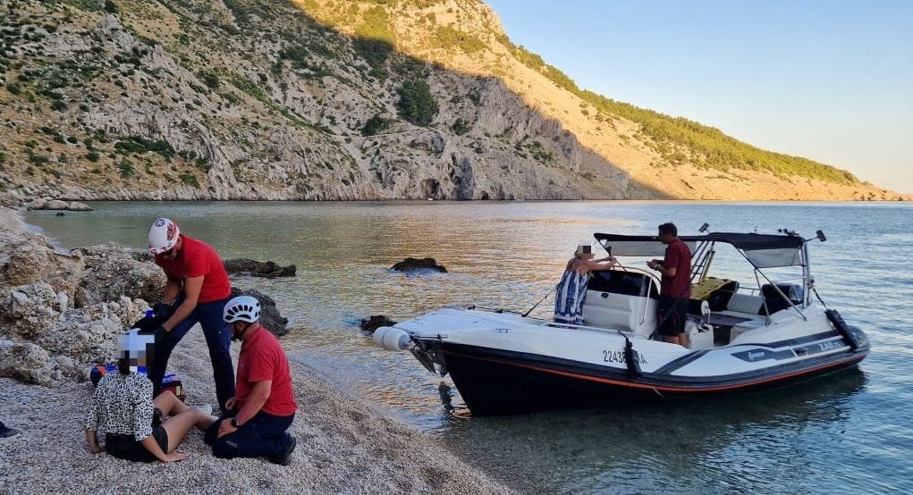 HGSS spašavao ozlijeđenu mladu ženu s nepristupačne plaže u Brelima