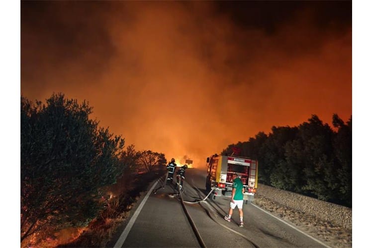 JAKA BURA Požar u zaleđu Zadru nije bilo lako lokalizirati, a planulo je i kod Skradina!