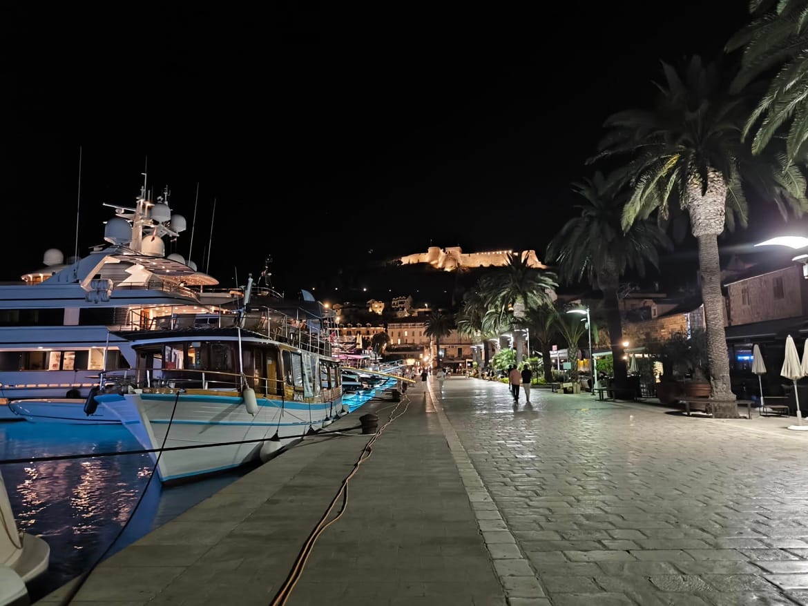 Britanac o Hvaru bez buke i divljanja: "Kakva divna transformacija, nema tijela, ni smeća po rivi..."