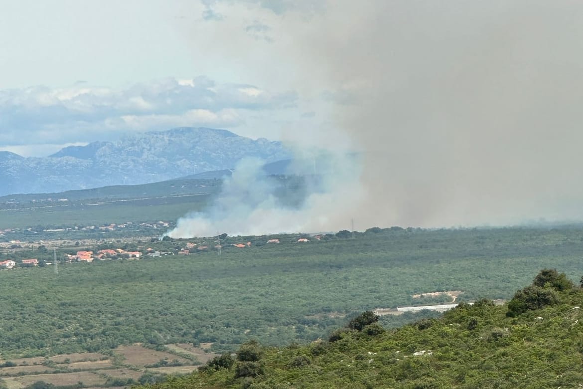 Veliki požar u zadarskom zaleđu prijeti kućama: "Nosi ga bura!"