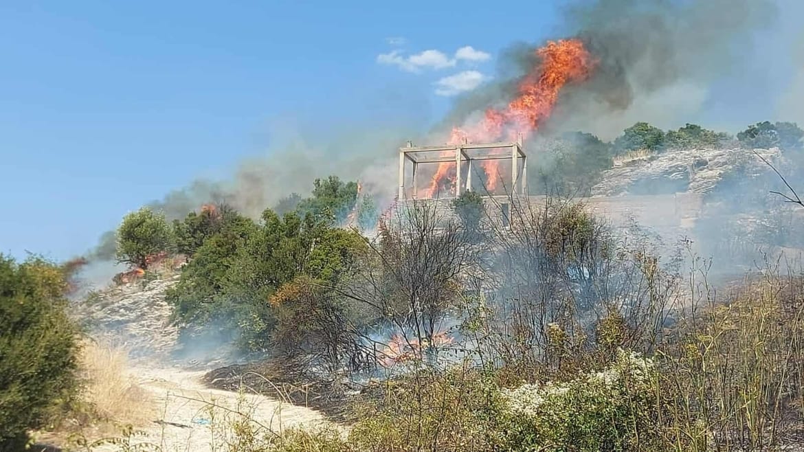 KANADERI PONOVNO U ZRAKU Gori kod Vranskog jezera, ponovno se aktivirao požar kod Marčane u Istri!