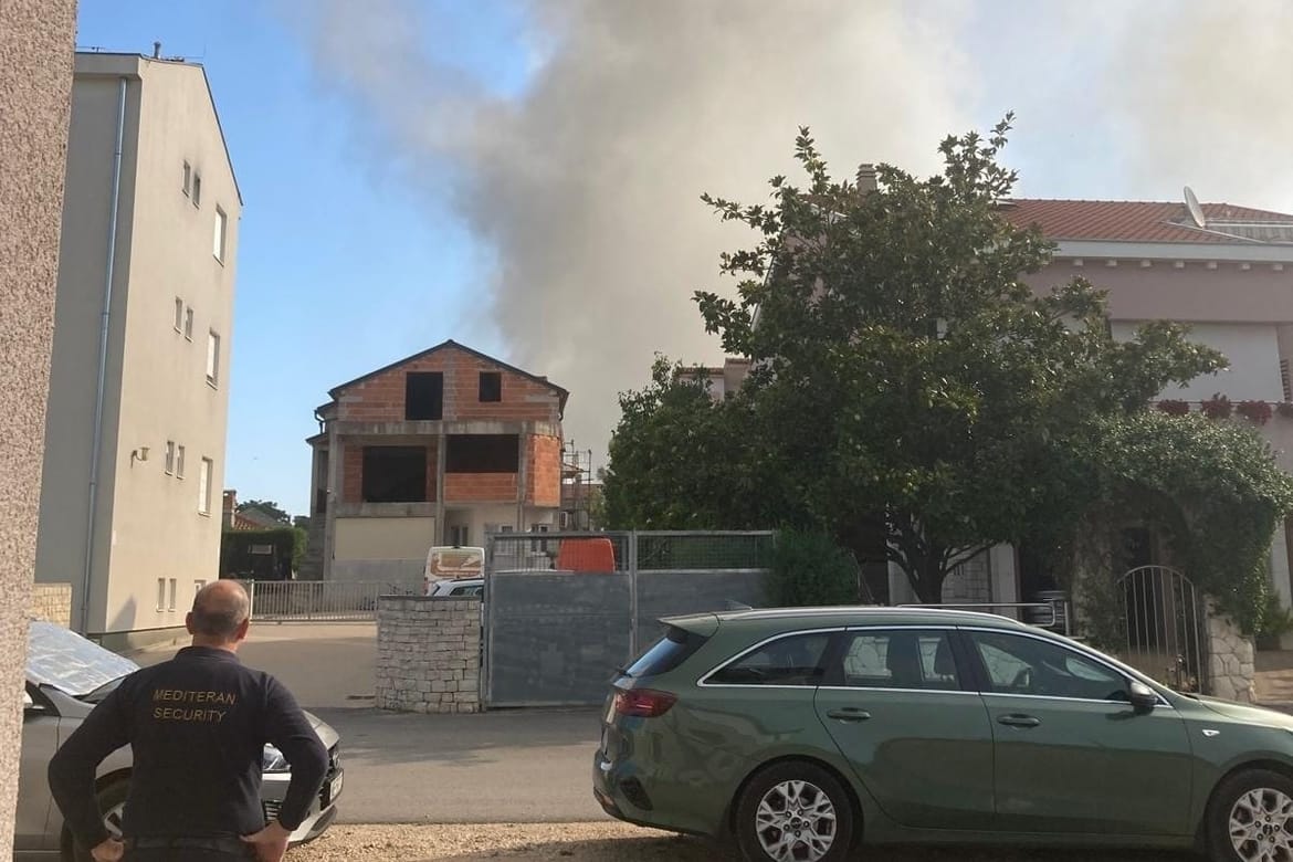 Planula farma peradi u Biogradu na moru: "Izgorio hangar s gotovo 20 tisuća koka nesilica i pilića!"