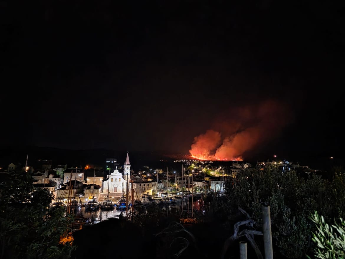 Grom izazvao požar u Milni na Braču, gasilo ga 89 vatrogasaca i kanader!