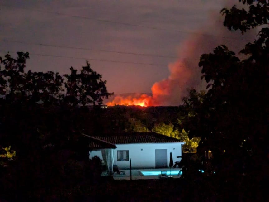 Sa zapaljenog vozila u Raškom zaljevu, plamen se proširio i na šumu