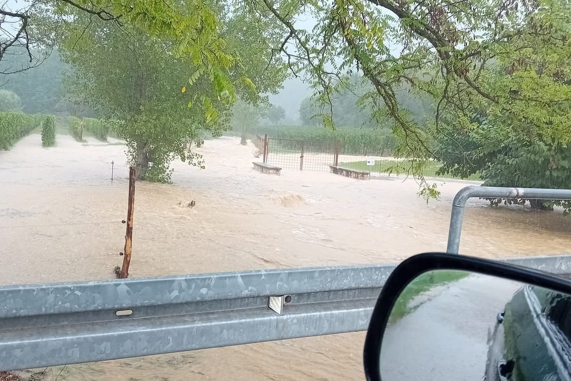 POPLAVE I BUJICE Dijelove Istre potopila obilna kiša, Buje već na 135 mm: "Ovo je opasna pojava poznata kao oborinski vlak!"