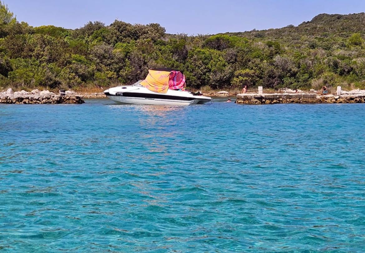 Njemačka barikada na otoku Rivnju - Gliserom blokirao ulaz u lučicu