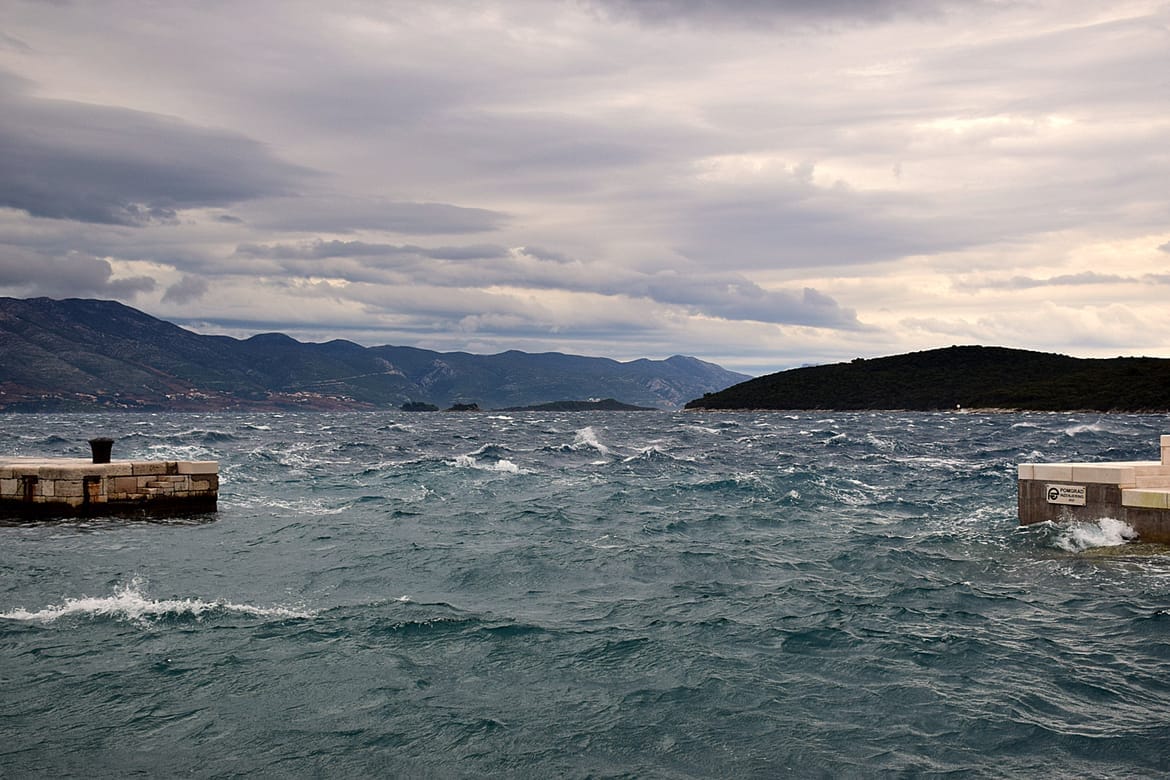 Oblačnija i vjetrovitija srijeda s ponekom kišom i svježijom temperaturom