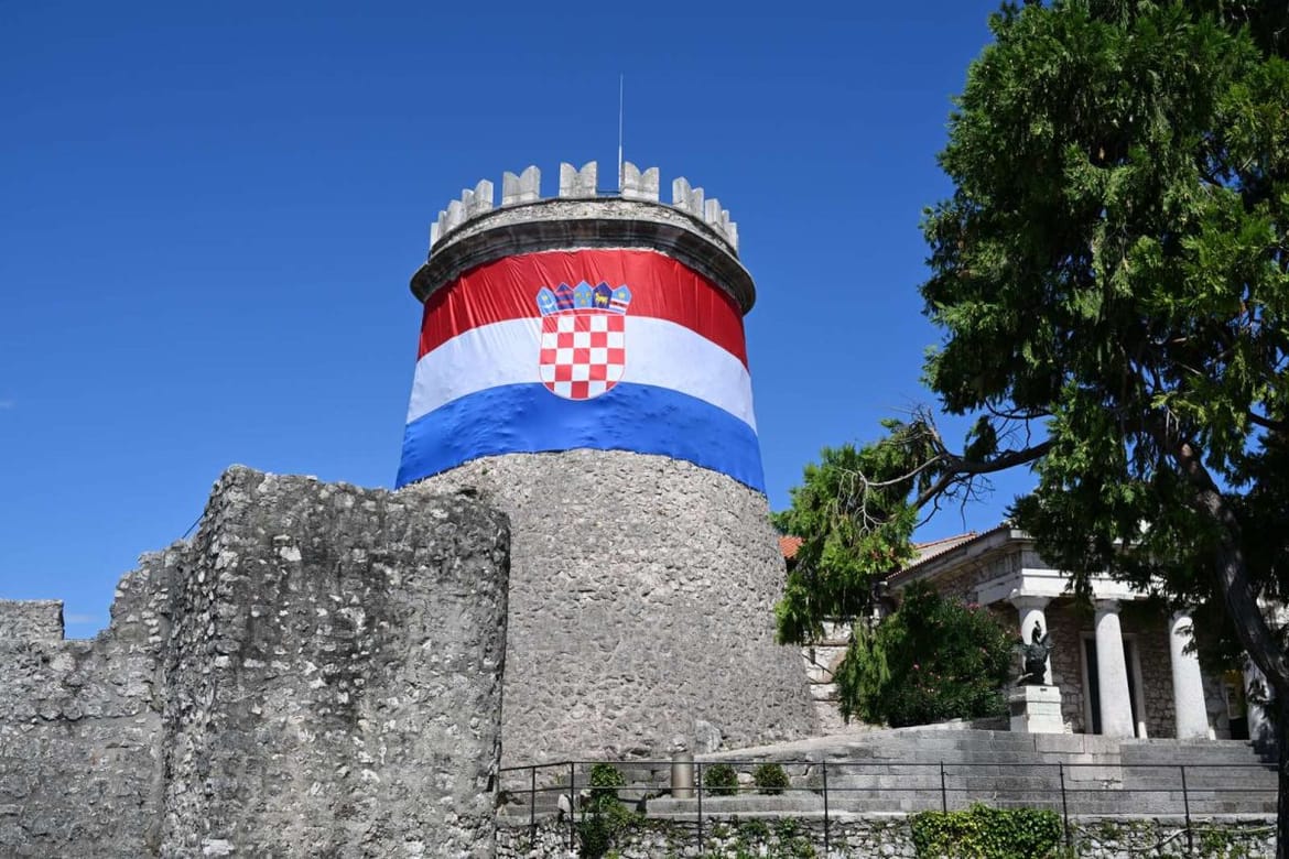 Državna zastava Republike Hrvatske obavila kulu Gradine Trsat