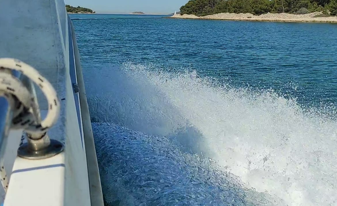 Troje sankcioniranih zbog nedozvoljenog glisiranja u akvatoriju Brača i Hvara
