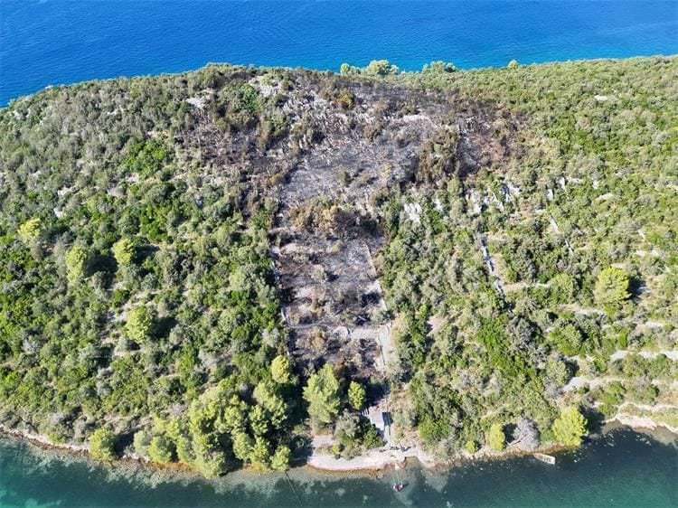 Dva požara uzrokovana ljudskim faktorom - u Solinu maloljetnik ispalio signalnu raketu, na Čiovu uhićen Argentinac koji je iz gumenjaka bacio opušak!