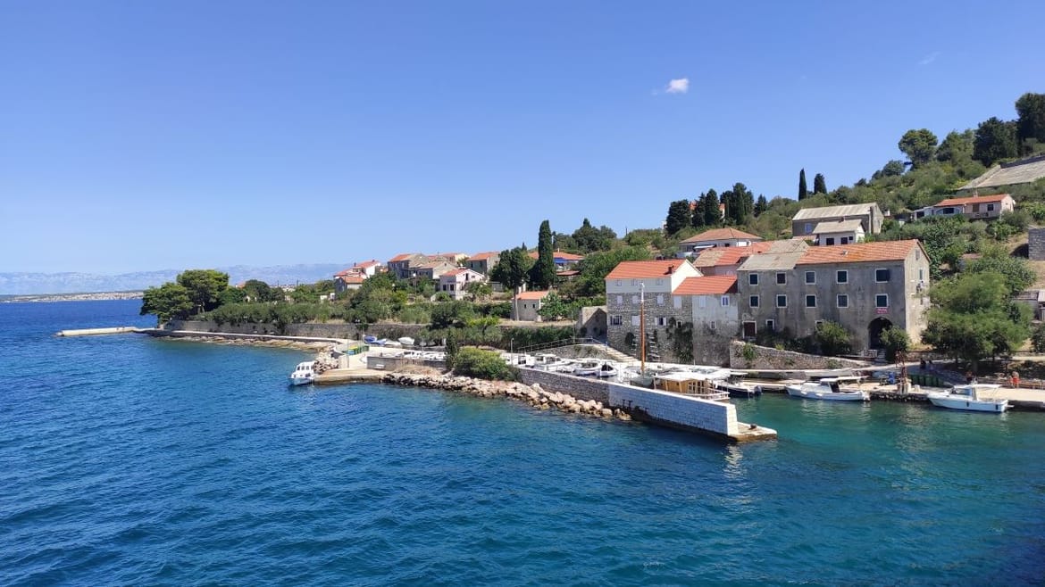 Po otoku Ošljaku ne možete obavljati nuždu, ali vas ni otočani ne smiju potjerati s pomorskog dobra!