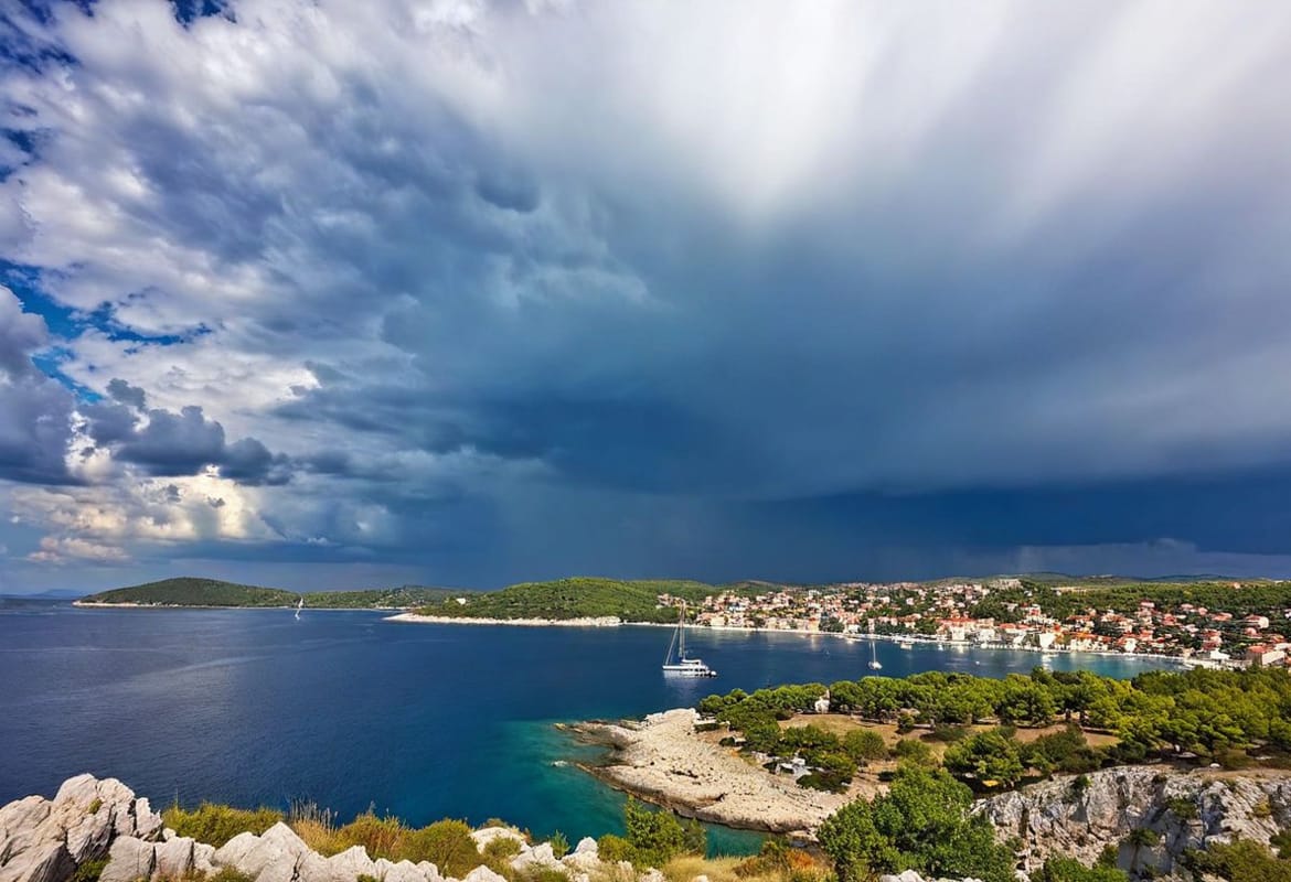 Promjenjivo uz južinu, lokalno kišu, grmljavinu i olujno nevrijeme!
