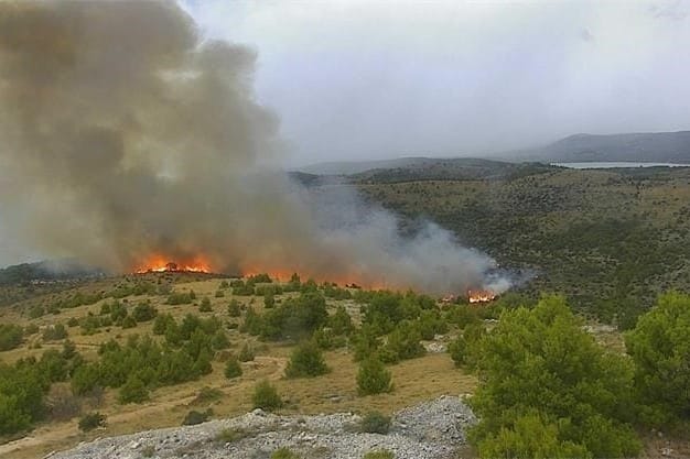 Ugašen požar otvorenog prostora na području otoka Žut