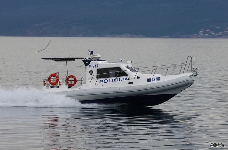 Pomorska policija spasila ženu i dijete na SUP-u između Crikvenice i otoka Krka: "Ne izlazite na daskama i napuhancima na more kad je bura!"