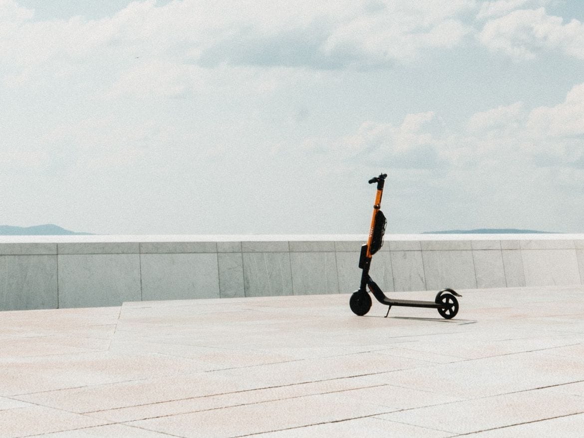 Maloljetnik po splitskom Žnjanu usred noći sam vozio električni romobil, roditelj kažnjen, romobil mu je oduzet!