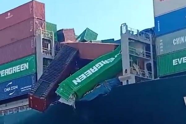 ODE TERET Valovi porušili kontejnere s broda