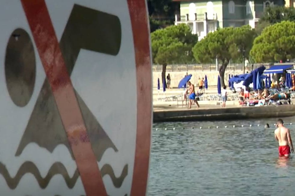 Bijela prljava pjena u moru ispred Ičića - u moru plivaju fekalije!