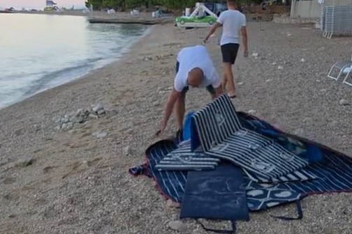 GRAĐANI ODUŠEVLJENI Komunalci u Makarskoj čiste plaže: "Nema ostavljanja ručnika i ležaljki preko noći kako bi se sačuvalo mjesto!"