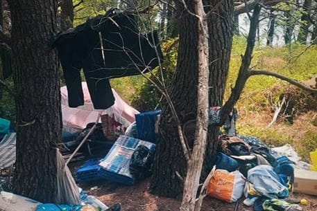 Redari uklonili ilegalni kamp kod Makarske: "Onečistili šumu i ložili vatru!"