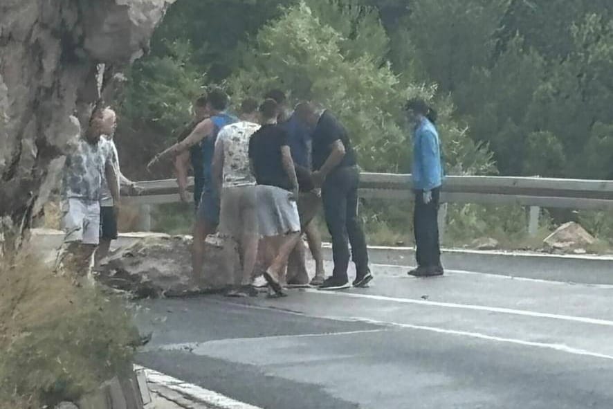 Odvalila se kamena gromada kod Makarske - vozači je sami uklanjali!
