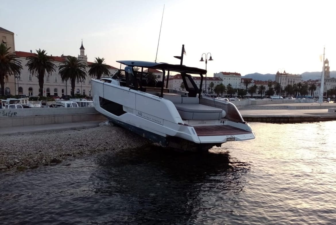 Upravitelj brodice zaspao? Gliser se u punoj brzini nasukao na splitsku Matejušku!