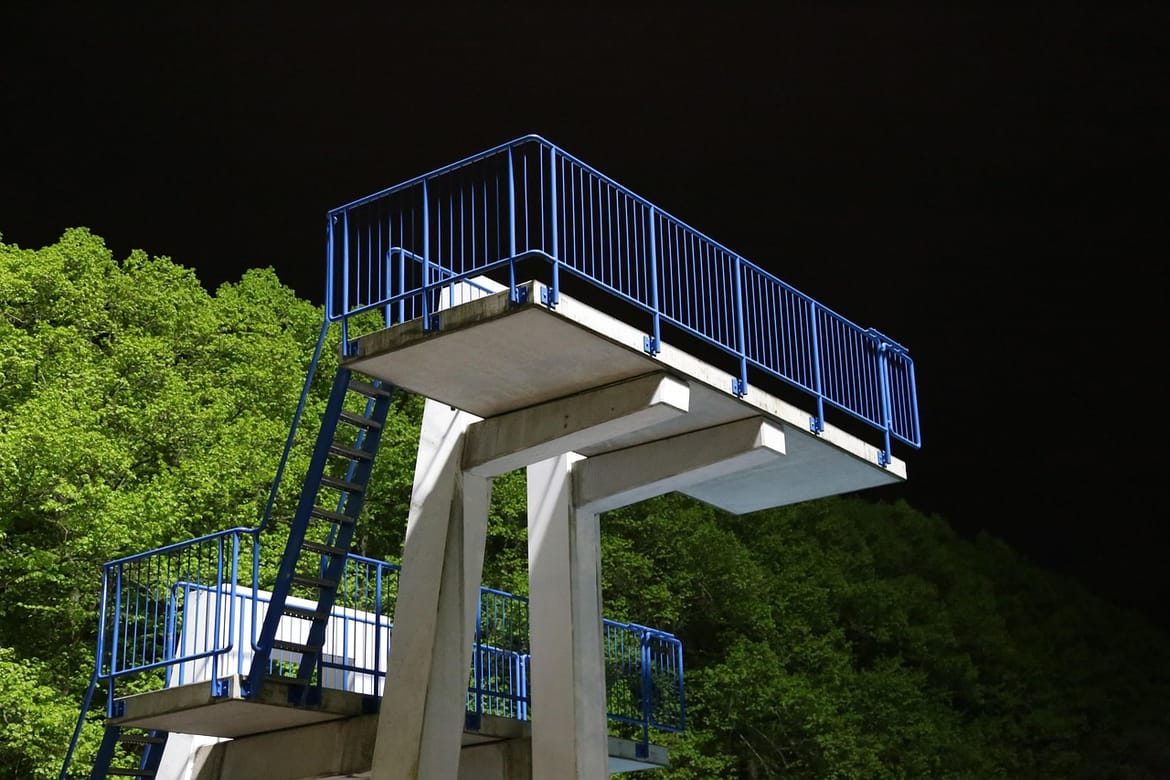 Skočio sa skakaonice bazena točno na muškarca i usmrtio ga