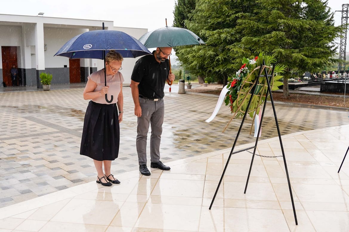 Vijenci i svijeće za žrtve totalitarnih režima na šibenskom Kvanju