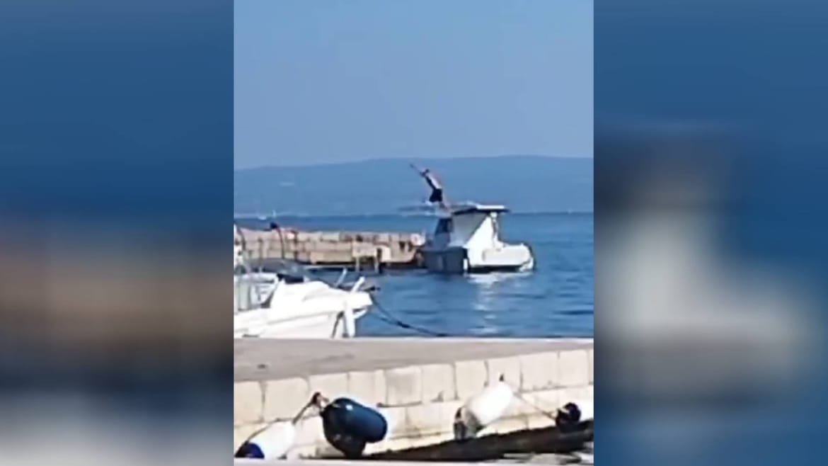 NERED U KAŠTEL NOVOM: "Kupači se penju na brodice, koriste ih kao skakaonice, moramo paziti da ih ne pregazimo brodom, već 20 godina vodimo rat s njima!"