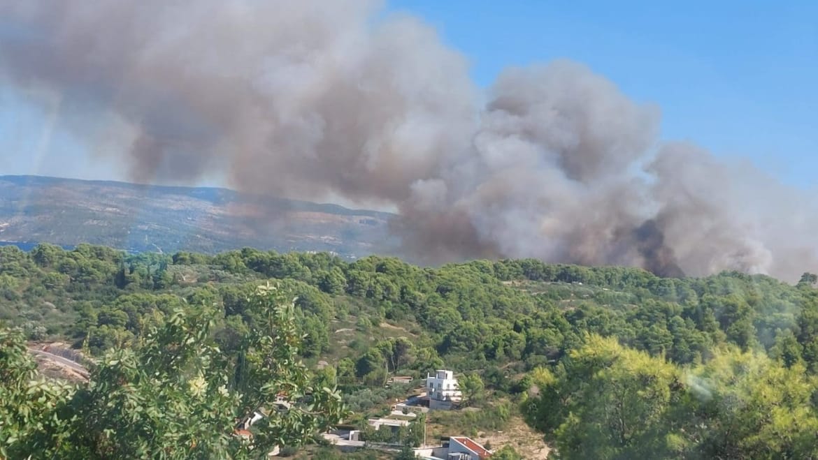 POŽAR NA ŠOLTI Stigao je i kanader, a na terenu je mnogo vatrogasaca