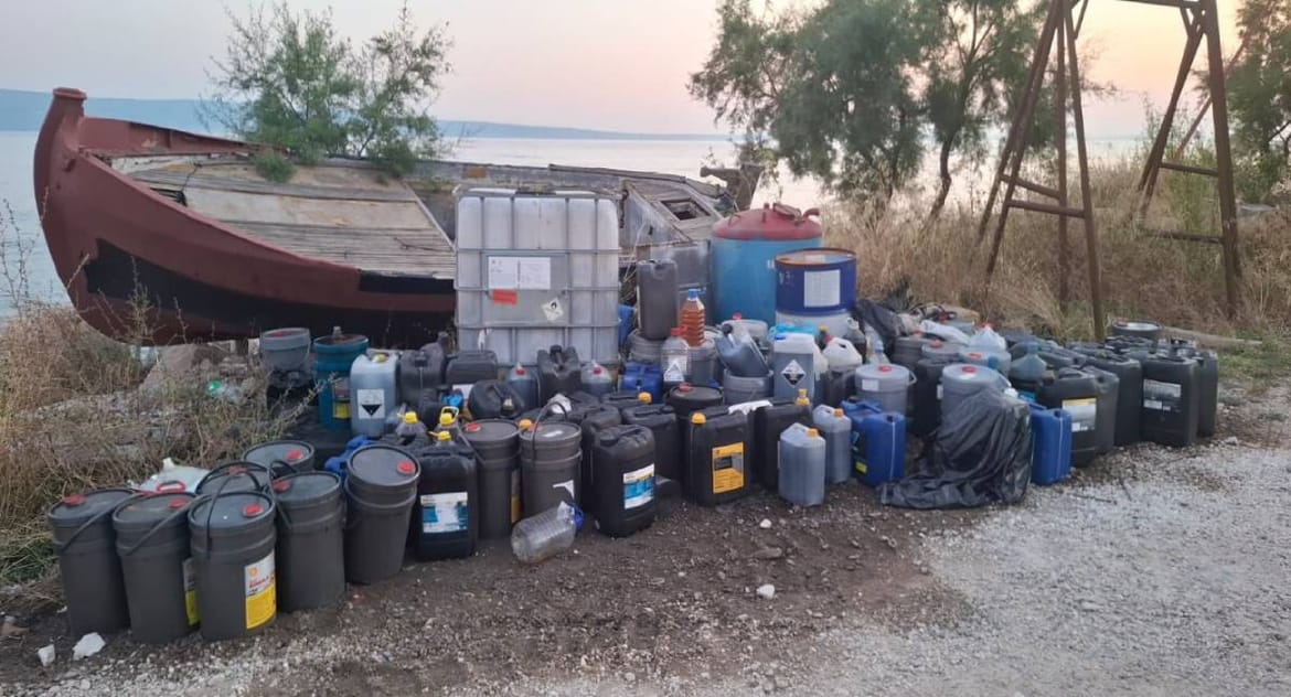 RECEPT ZA KATASTROFU U KRILU JESENICE Gomila opasnih tvari i tekućina odložena je tik uz suhu travu, stare drvene brodove i borove!