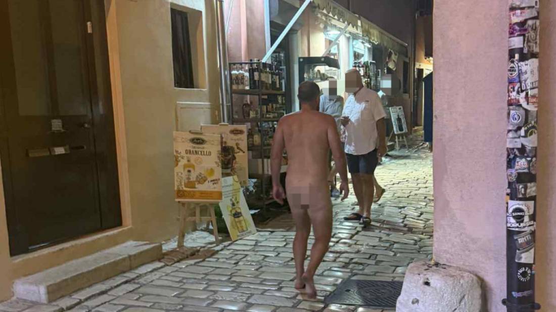 Gol muškarac prošetao centrom Rovinja