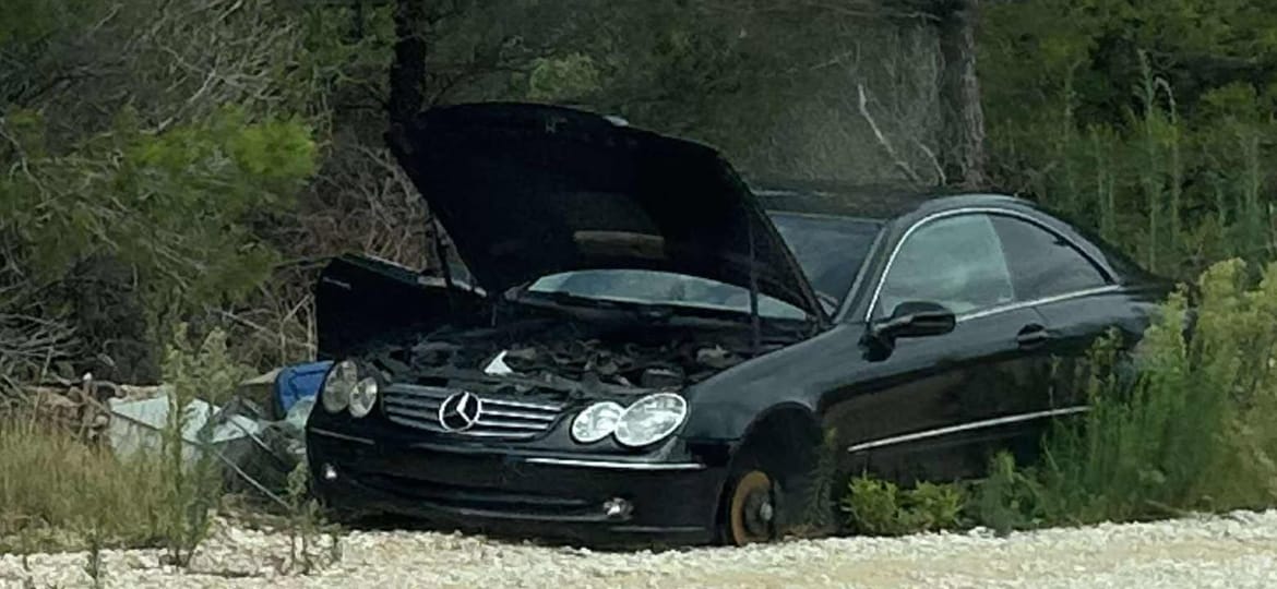 Netko je kod Šibenika parkirao Mercedes bez tablica - Vrlo brzo je očerupan