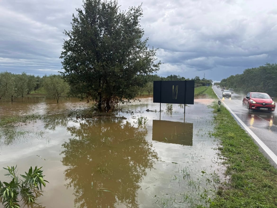 POTOP U UMAGU I NOVIGRADU  Bujice zarobile automobile u Istri, palo 100 litara kiše u sat vremena!
