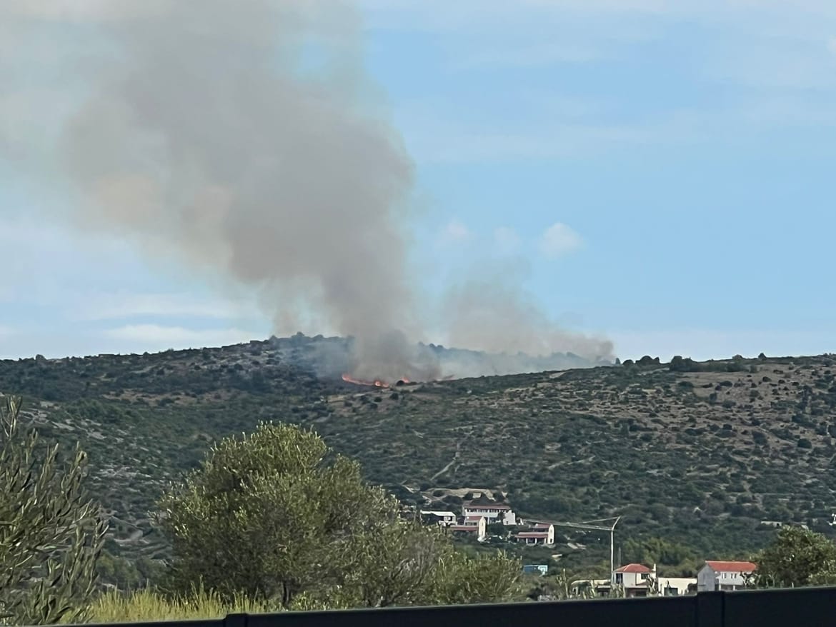 Požar iznad Rogoznice, na terenu je 17 vatrogasaca
