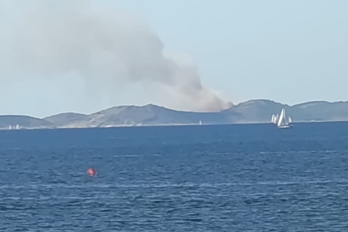 Izbio požar na Žirju, gasi ga 22 vatrogasca