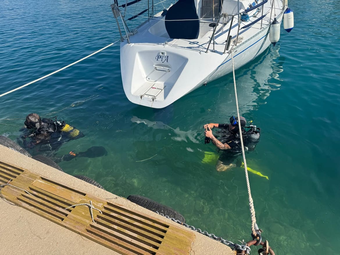 Tijekom čišćenja podmorja u Strožancu izvučena potonula jedrilica