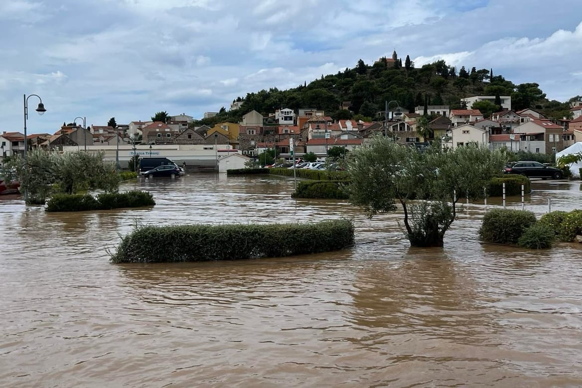 OČEKUJE SE JOŠ GORE NEVRIJEME Općina Tribunj sprema se za drugi val obilne kiše: "Uzmite vreće i pijesak!"