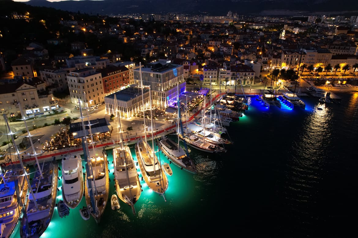 Split raširenih ruku podržao otvorenje CROYA - e