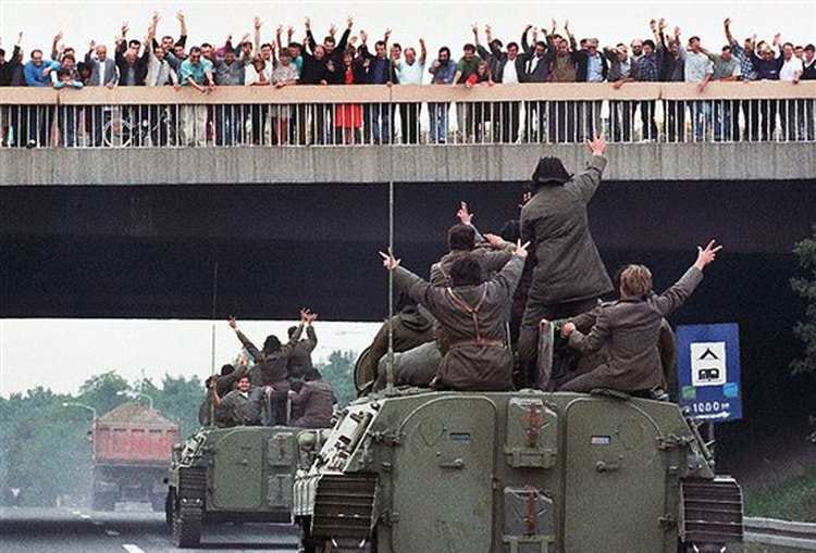 Na današnji dan Beograđani su bacali cvijeće "na grobove svoje djece" u tenkovima za Vukovar