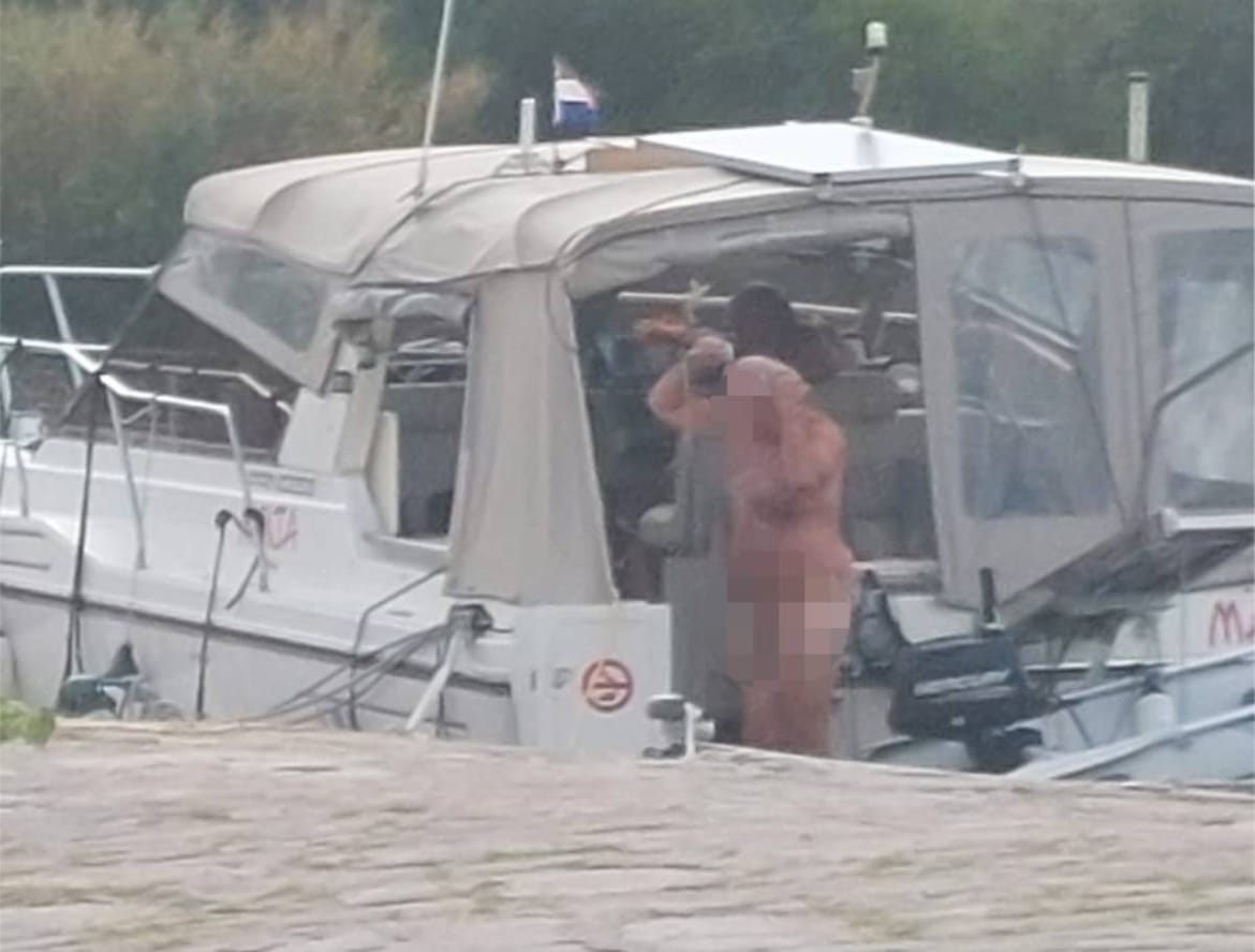 U centru Zlarina čovjek se tušira gol na krmi broda: "U našoj zemlji sve je dozvoljeno zbog turizma"