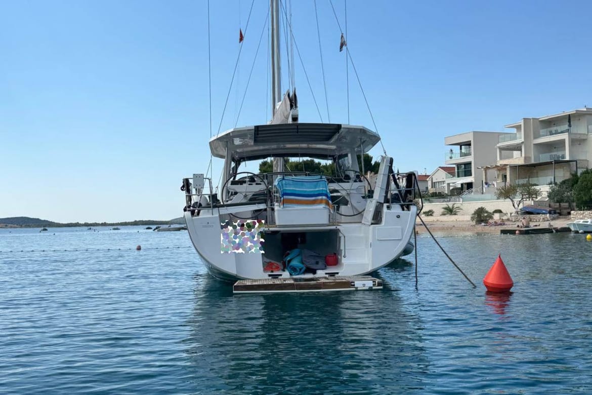 Skiper se ovako usidrio u Žaboriću, a mještani bijesno tvrde: "Ovo je ilegalno, a službe nam kažu da nema broda kojim bi za vikend izašli na uviđaj!"